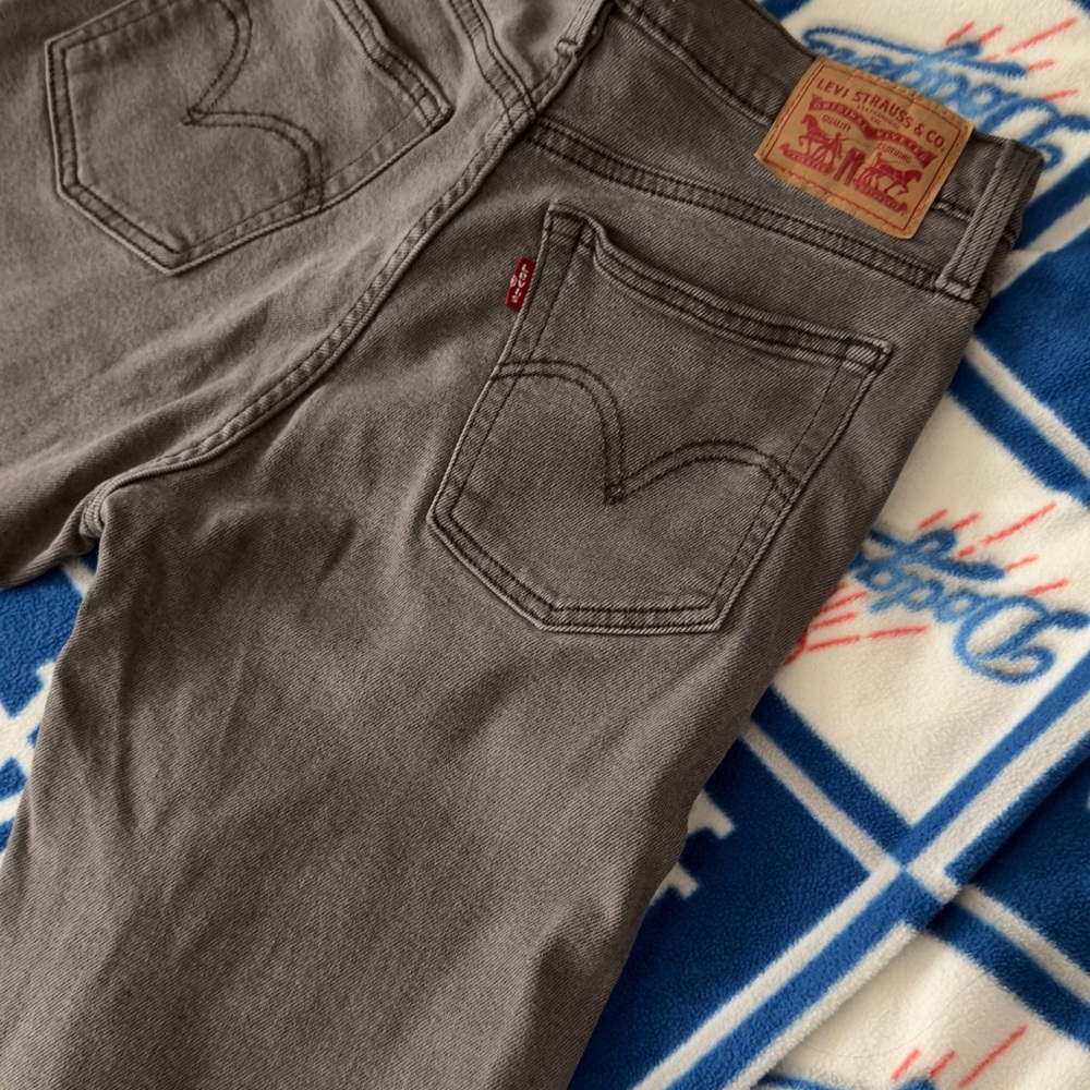 Levi's Wedgie straight jeans in gray size 28